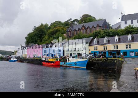 Portree Harbour, Portree Quay, Insel Skye Skye Gathering Hall über Quayside Cottages Stockfoto