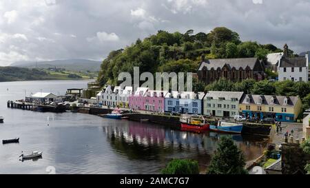 Portree Harbour, Portree Quay, Insel Skye, Scotland Skye Gathering Hall über Quayside Cottages Stockfoto