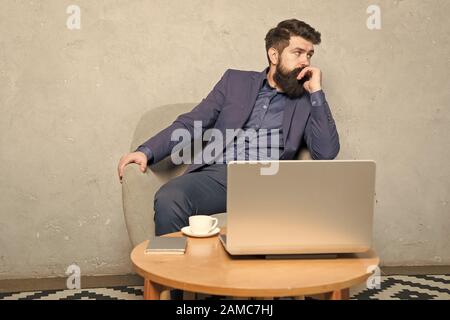 Geschäftliche Korrespondenz. Moderne Geschäftsmann. Geschäftsmann Laptop. Mann trinken Kaffee im Büro. Reaktion auf geschäftliche E-Mails. Digitales Marketing. Im Internet surfen. Online kaufen. Projekt Manager. Stockfoto