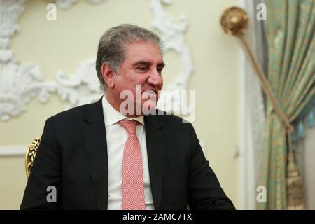 Teheran, Iran. Januar 2020. Ein vom Präsidentenamt bereitstelltes Handzettel zeigt Pakistans Außenminister SHAH MEHMOOD QURESHI bei einem Treffen mit dem iranischen präsidenten in Teheran, Iran, am 12. Januar 2020. Qureshi ist in Teheran, um sich mit iranischen Beamten zu treffen. Kredit: Kredit: /ZUMA Wire/Alamy Live News Stockfoto