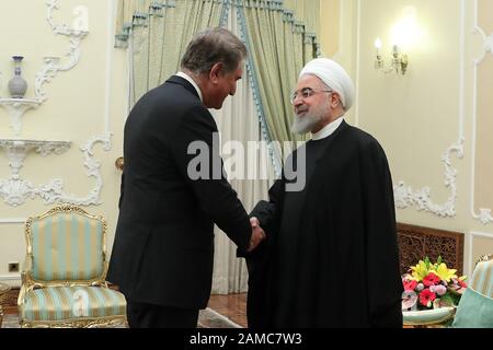 Teheran, Iran. Januar 2020. Ein vom Präsidentenamt bereitstelltes Handzettel zeigt den iranischen Präsidenten HASSAN ROUHANI (R), der Pakistans Außenminister SHAH MEHMOOD QURESHI (L) am 12. Januar 2020 in Teheran, Iran, empfängt. Qureshi ist in Teheran, um sich mit iranischen Beamten zu treffen. Kredit: Kredit: /ZUMA Wire/Alamy Live News Stockfoto