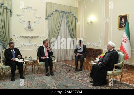 Teheran, Iran. Januar 2020. Ein vom Präsidentenamt bereitstelltes Handzettel zeigt den iranischen Präsidenten HASSAN ROUHANI (R), der Pakistans Außenminister SHAH MEHMOOD QURESHI (2-L) am 12. Januar 2020 in Teheran, Iran, empfängt. Qureshi ist in Teheran, um sich mit iranischen Beamten zu treffen. Kredit: Kredit: /ZUMA Wire/Alamy Live News Stockfoto