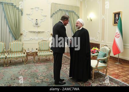 Teheran, Iran. Januar 2020. Ein vom Präsidentenamt bereitstelltes Handzettel zeigt den iranischen Präsidenten HASSAN ROUHANI (R), der Pakistans Außenminister SHAH MEHMOOD QURESHI (L) am 12. Januar 2020 in Teheran, Iran, empfängt. Qureshi ist in Teheran, um sich mit iranischen Beamten zu treffen. Kredit: Kredit: /ZUMA Wire/Alamy Live News Stockfoto