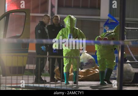 Polizei und Einsatzkräfte außerhalb des Aintree University Hospital in Fazakerley, Liverpool als Corden eingesetzt, nachdem einem Mann Berichten zufolge erstochen wurde und ihm eine Substanz ins Gesicht geworfen wurde. Stockfoto