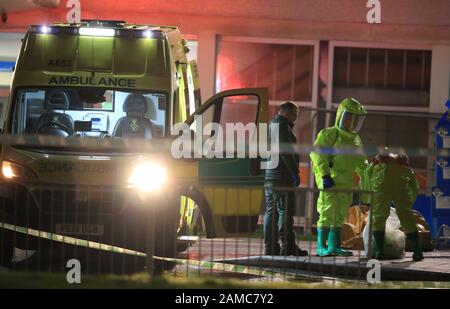 Polizei und Einsatzkräfte außerhalb des Aintree University Hospital in Fazakerley, Liverpool als Corden eingesetzt, nachdem einem Mann Berichten zufolge erstochen wurde und ihm eine Substanz ins Gesicht geworfen wurde. Stockfoto