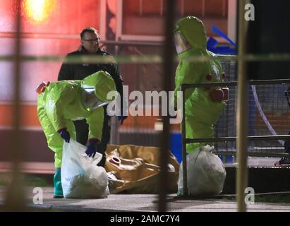 Polizei und Einsatzkräfte außerhalb des Aintree University Hospital in Fazakerley, Liverpool als Corden eingesetzt, nachdem einem Mann Berichten zufolge erstochen wurde und ihm eine Substanz ins Gesicht geworfen wurde. Stockfoto