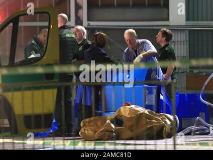 Polizei und Einsatzkräfte außerhalb des Aintree University Hospital in Fazakerley, Liverpool als Corden eingesetzt, nachdem einem Mann Berichten zufolge erstochen wurde und ihm eine Substanz ins Gesicht geworfen wurde. Stockfoto