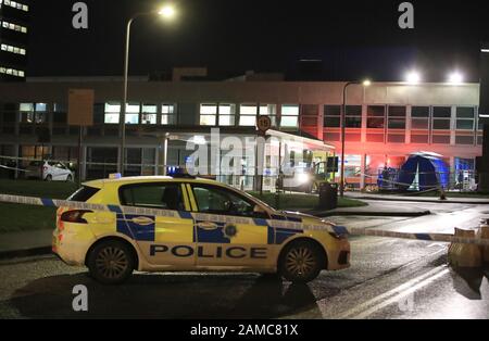 Polizei und Einsatzkräfte außerhalb des Aintree University Hospital in Fazakerley, Liverpool als Corden eingesetzt, nachdem einem Mann Berichten zufolge erstochen wurde und ihm eine Substanz ins Gesicht geworfen wurde. PA Foto. Bilddatum: Sonntag, 12. Januar 2020. Das Opfer wurde in seinen 20er Jahren von der Szene in Walton, Liverpool, ins Krankenhaus gebracht, nachdem am Sonntag gegen 18.30 Uhr der Rettungsdienst gerufen wurde. Die Sehne wurde vorsorglich im Krankenhaus aufgestellt, da an der Substanz Tests durchgeführt wurden. Siehe PA Story POLICE Walton. Der Fotowredit sollte lauten: Peter Byrne/PA Wire Stockfoto