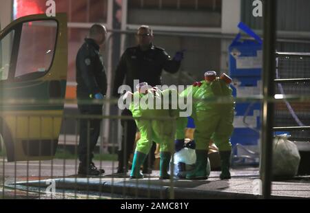 Polizei und Einsatzkräfte außerhalb des Aintree University Hospital in Fazakerley, Liverpool als Corden eingesetzt, nachdem einem Mann Berichten zufolge erstochen wurde und ihm eine Substanz ins Gesicht geworfen wurde. PA Foto. Bilddatum: Sonntag, 12. Januar 2020. Das Opfer wurde in seinen 20er Jahren von der Szene in Walton, Liverpool, ins Krankenhaus gebracht, nachdem am Sonntag gegen 18.30 Uhr der Rettungsdienst gerufen wurde. Die Sehne wurde vorsorglich im Krankenhaus aufgestellt, da an der Substanz Tests durchgeführt wurden. Siehe PA Story POLICE Walton. Der Fotowredit sollte lauten: Peter Byrne/PA Wire Stockfoto