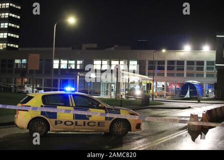 Polizei und Einsatzkräfte außerhalb des Aintree University Hospital in Fazakerley, Liverpool als Corden eingesetzt, nachdem einem Mann Berichten zufolge erstochen wurde und ihm eine Substanz ins Gesicht geworfen wurde. Stockfoto