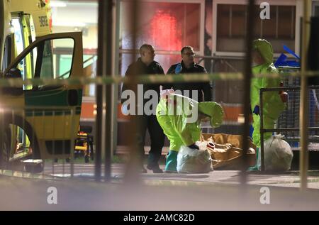 Polizei und Einsatzkräfte außerhalb des Aintree University Hospital in Fazakerley, Liverpool als Corden eingesetzt, nachdem einem Mann Berichten zufolge erstochen wurde und ihm eine Substanz ins Gesicht geworfen wurde. PA Foto. Bilddatum: Sonntag, 12. Januar 2020. Das Opfer wurde in seinen 20er Jahren von der Szene in Walton, Liverpool, ins Krankenhaus gebracht, nachdem am Sonntag gegen 18.30 Uhr der Rettungsdienst gerufen wurde. Die Sehne wurde vorsorglich im Krankenhaus aufgestellt, da an der Substanz Tests durchgeführt wurden. Siehe PA Story POLICE Walton. Der Fotowredit sollte lauten: Peter Byrne/PA Wire Stockfoto