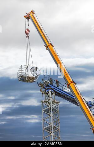 Montage eines Baukran an regnerischen Tagen Stockfoto