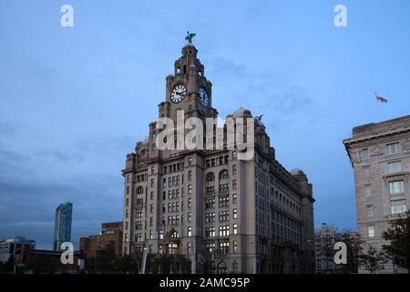 Liverpool, Großbritannien - 19. Oktober 2019: Royal Lever Building in Dusk Stockfoto