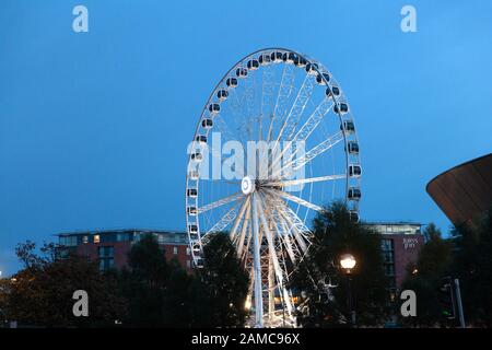 Liverpool, Großbritannien - 19. Oktober 2019: Das Rad von Liverpool leuchtet in der Dämmerung Stockfoto