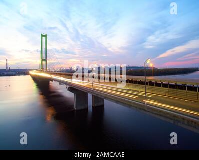 Verkehr auf einer Brücke. Moderne Metropole mit Kreuzung der Verkehrswege auf einer Brücke. Staus am Straßenrand, Verkehrsbewegung in großer Größe Stockfoto