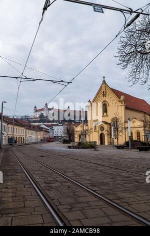 Ruhige Straße in Bratislava zum Schloss hinauf gesehen. Stockfoto