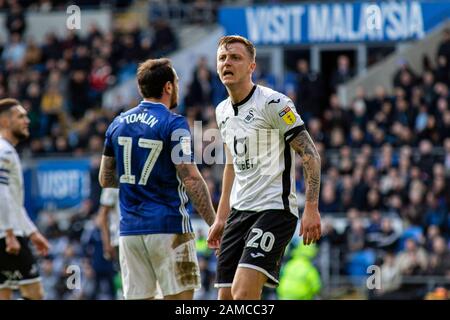 Cardiff, Großbritannien. Januar 2020. Ben Wilmot von Swansea City reagiert. (R). EFL Skybet Championship Match, Cardiff City / Swansea City im Cardiff City Stadium am Sonntag, 12. Januar 2020. Dieses Bild darf nur für redaktionelle Zwecke verwendet werden. Nur redaktionelle Nutzung, Lizenz für kommerzielle Nutzung erforderlich. Keine Verwendung bei Wetten, Spielen oder einer einzelnen Club-/Liga-/Spielerpublikationen. PIC von Lewis Mitchell/Andrew Orchard Sportfotografie/Alamy Live News Credit: Andrew Orchard Sportfotografie/Alamy Live News Stockfoto