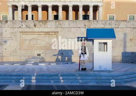 Griechisches Parlament am Syntagma-Platz in Athen, Griechenland 2017-10-01 WACHE bei Sonnenuntergang vor dem griechischen Parlament. Stockfoto