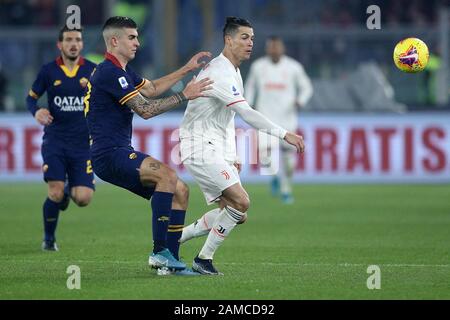 Rom, Italien. Juli 2019. Gianluca Mancini von AS Roma und Cristiano Ronaldo von Juventus FC während des Serie-A-Spiels zwischen Roma und Juventus im Stadio Olimpico, Rom, Italien am 12. Januar 2020. Foto von Luca Pagliaricci. Nur redaktionelle Nutzung, Lizenz für kommerzielle Nutzung erforderlich. Keine Verwendung bei Wetten, Spielen oder einer einzelnen Club-/Liga-/Spielerpublikationen. Kredit: UK Sports Pics Ltd/Alamy Live News Stockfoto