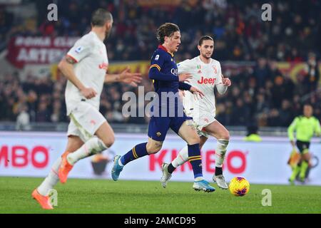 Nicolo' Zaniolo von Roma fällt auf den Boden, während er mit Adrien Rabiot während des italienischen Champions-Serie-A-Fußballspiels zwischen AS Roma und Juventus am 12. Januar 2020 im Stadio Olimpico in Rom, Italien, um den Ball kämpft - Foto Federico Proietti/ESPA-Imaes Stockfoto