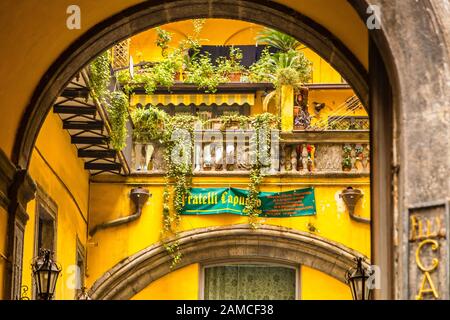 Neapel, ITALIEN - 4. JANUAR 2020: Licht erleuchtet antike Gebäude Stockfoto