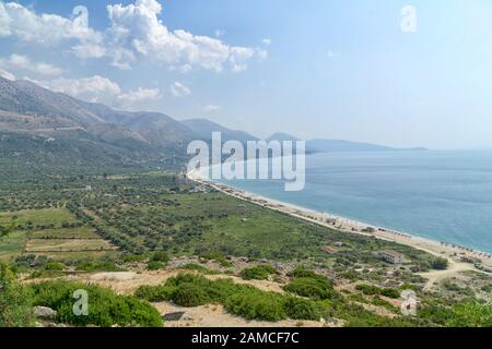 Albanische Riviera, Borsh Beach an der Küste des Ionischen Meeres an einem sonnigen Sommertag. Ein unentdeckter schöner Ort in Europa. Ansicht von oben Stockfoto