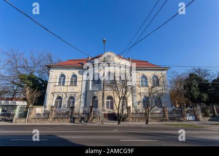 Szabadszallas, Ungarn - 01 12 2020: Palast Gereby (heute ein Altenheim) im Dorf Szabadszallas im ungarischen Bacs-Kiskun. Stockfoto