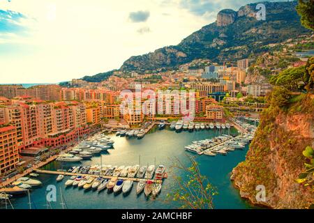 Monaco. Schöner Panoramablick. Apartmentgebäude und Hafen mit luxuriösen Yachten und Booten. Stockfoto