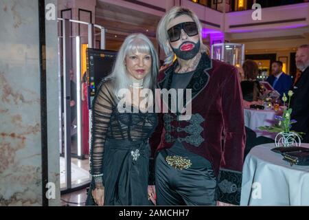 Rita Thea Schmidt mit Designer Harald Gloeoeckler, beim 120. Presseball Berlin im Maritim Hotel. Berlin, 11.01.2020 Stockfoto