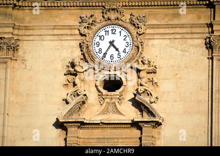 Alte Wanduhr in der Kathedrale Murcia in Spanien, Murcia. Europäische Architekturkirche. Stockfoto