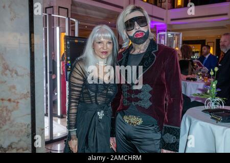 Rita Thea Schmidt mit Designer Harald Gloeoeckler, beim 120. Presseball Berlin im Maritim Hotel. Berlin, 11.01.2020 Stockfoto