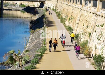 Murcia, Spanien, 11. Januar 2020: Blick auf Segura, den Fluss Segura in Murcia, einer spanischen Stadt im Süden Spaniens. Leute, die sich fortschlendern Stockfoto