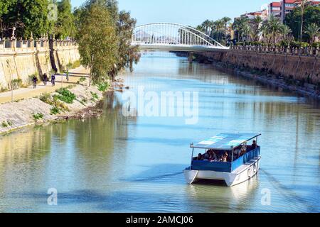 Murcia, Murcia, Spanien. Januar 2020. Menschen auf einem Touristenboot im Fluss Segura in Murcia. Stockfoto