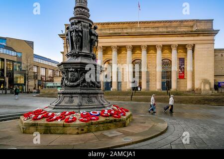 War Memorial und Sheffield City Hall, Sheffield, Yorkshire, England, Großbritannien Stockfoto