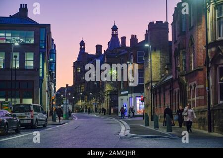 Fußgänger, Norfolk Street, Stadtzentrum, Sheffield, Yorkshire, England, Großbritannien Stockfoto