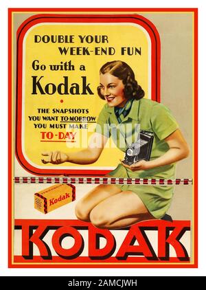 Kodak Photo Dealer Advertisement aus den 1930er Jahren "verdrängen Sie Ihren Spaß am Week-End, Gehen Sie mit einer Kodak", Kodak Roll Film Camera aus den 1930er Jahren und Verichrome-Film. "Die Schnappschüsse, die Sie morgen machen möchten, müssen Sie heute machen." Verkaufsstelle des Posters Stockfoto