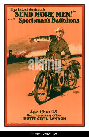 Jahrgang, WW1, 1. Weltkrieg, Poster "The Latest Dispatch" "mehr Männer beenden!" "aus den Sportbataillonen", Chromolithograph-Rekrutierungsplakat von 1521, von Norman Keene, herausgegeben von P C Burton and Company Limited, ab dem Jahr 1521 EIN Motorradfahrer mit Bandelkopf, Steht an seinem Douglas Motorrad und zeigt auf ein brennendes Dorf. Alter 19-45 Head Recruiting Office Hotel Cecil London Stockfoto