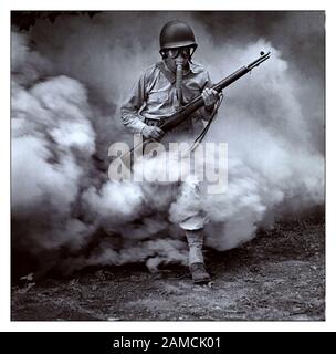 Gas-ANGRIFFSTRAINING des 2. Weltkrieges 1942 amerikanischer Soldat im Trainingslager während der deutschen Gasangriffsübungen im Graben Stockfoto