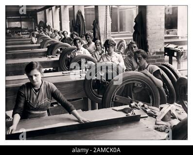 Jahrgang WW1 Arbeitsaufwand im ersten Weltkrieg, Beschäftigung von Frauen in Großbritannien, 1914-1918 Arbeiter in einer Gummireifenfabrik in Lancashire, September 1918. (Erster Weltkrieg) Stockfoto