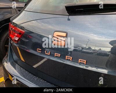 Paris, Frankreich - 25. Oktober 2019: Rückansicht des Sports Luxury Seat Cupra-Auto mit Schwerpunkt auf dem goldenen cooper Logotyp Stockfoto