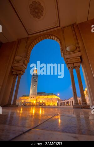 Die Hassan-II-Moschee ist eine Moschee in Casablanca, Marokko. Es ist die größte Moschee in Marokko mit dem höchsten Minarett der Welt. Stockfoto