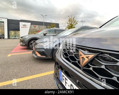 Paris, Frankreich - 25. Oktober 2019: Reihe von Mehrsport-Luxuswagen Seat Cupraa mit Schwerpunkt auf dem goldenen cooper-logo Stockfoto