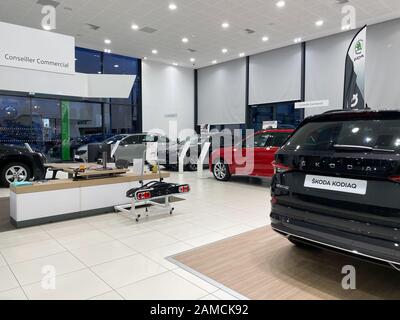 Paris, Frankreich - 25. Oktober 2019: Weitwinkelansicht des Verkaufsraums der Autohäuser mit mehreren Skoda Cars im Inneren Stockfoto