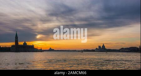 Schöner Sonnenuntergang über der Lagune von Venedig mit Dunst am Abend Stockfoto