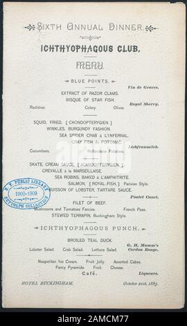 SECHSTES JÄHRLICHES ABENDESSEN (VERANSTALTET VON) ICHTHYOPHAGOUS CLUB (AT) HOTEL BUCKINGHAM (HOTEL) AUFWENDIGE ILLUSTRATION ZAHLREICHER FISCHSCHWIMMEN MIT SECHS PORTRÄTKÖPFEN AN SECHS FISCHEN, KEINE KÖPFE IDENTIFIZIERT 1885-0024; SECHSTES JÄHRLICHES ABENDESSEN [VERANSTALTET VON] ICHTHYOPHAGOUS CLUB [AT] HOTEL BUCKINGHAM (HOTEL) Stockfoto