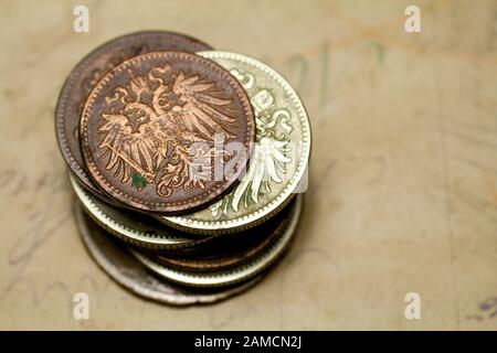 Nahaufnahme alter Münzen auf einem Tisch. Stockfoto