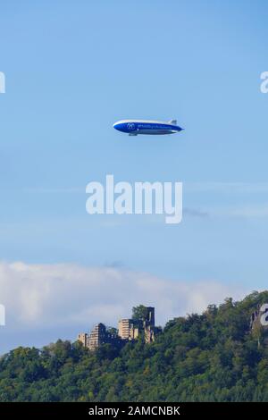 Zeppelin, Luftschiff fliegt über das alte Schloss Hohenbaden in Baden-Baden. Stockfoto