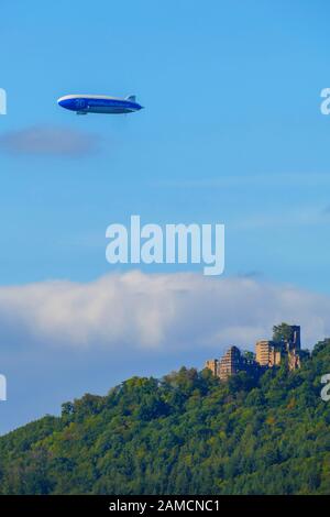 Zeppelin, Luftschiff fliegt über das alte Schloss Hohenbaden in Baden-Baden. Stockfoto