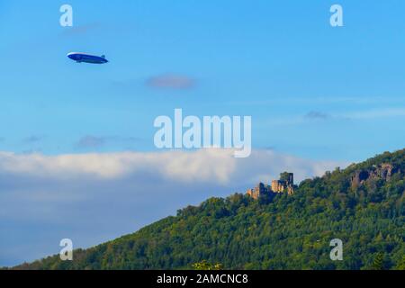 Zeppelin, Luftschiff fliegt über das alte Schloss Hohenbaden in Baden-Baden. Stockfoto