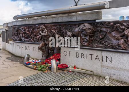 Die Gedenkplastik des Battle of Britain Monument auf dem Victoria-Embankment in Westminster, London, England, Großbritannien Stockfoto